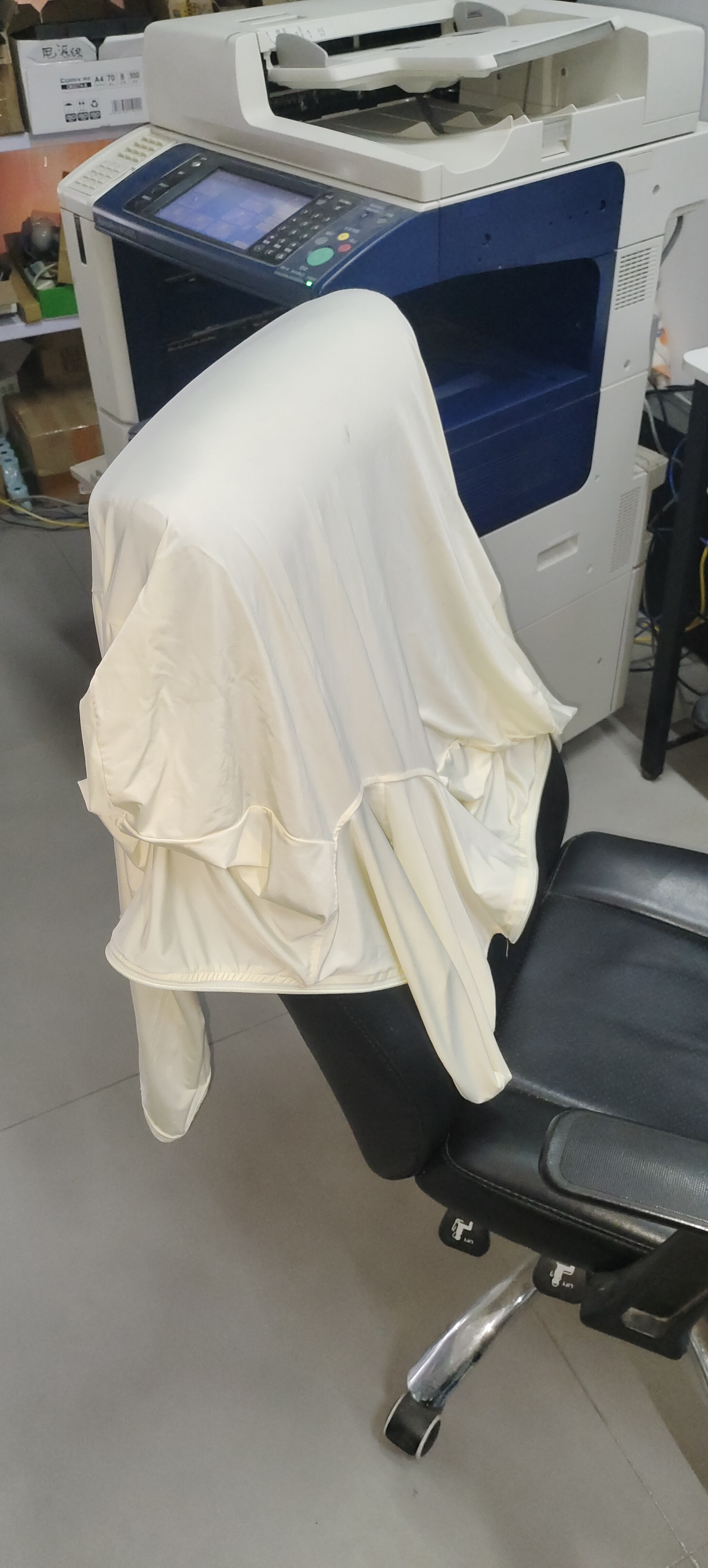 女生黄色半透明长袖